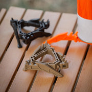 ガス缶用スタビライザー ガス管スタンド 三脚式 折りたたみ アウトドア キャンプ 軽量 携帯便利 ガスカートリッジ ホルダー