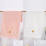 フェイスタオル 洗顔タオル 手拭きタオル 生活雑貨 日用雑貨 長方形 縦長 約70cm 刺繍 王冠 クラウン 剣 ホワイト ピンク ブルー シンプル カジュアル 可愛い キュート おしゃれ キッチン 台所 洗面所 お風呂場 バスルーム トイレ
