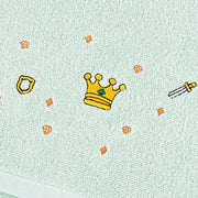 フェイスタオル 洗顔タオル 手拭きタオル 生活雑貨 日用雑貨 長方形 縦長 約70cm 刺繍 王冠 クラウン 剣 ホワイト ピンク ブルー シンプル カジュアル 可愛い キュート おしゃれ キッチン 台所 洗面所 お風呂場 バスルーム トイレ