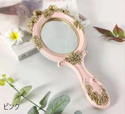 手鏡 ハンドミラー ミラー レディース 女性 小物 メイク用品 ポータブル ラウンド バラ 薔薇 化粧直し 身だしなみ 持ち運び 手持ち 携帯用 エレガント アンティーク調 クラシカル かわいい プレゼント 白 青 ピンク 金色