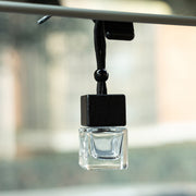 アロマディフューザー瓶 車用香水瓶 8ml 芳香瓶 車用品 車載 カーアクセサリー 芳香剤ケース ガラス瓶 ストラップ 紐 吊り下げ カーディフューザー アロマ容器 詰め替えケース ボトル おしゃれ スタイリッシュ