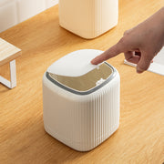 卓上ゴミ箱 卓上ダストボックス 卓上収納 清掃道具 清掃用具 整理用品 インテリア小物 生活雑貨 日用雑貨 プッシュオープン蓋 コンパクト 小型 角型 スクエア 無地 シンプル 可愛い かわいい キュート カジュアル おしゃれ 自宅 リビング 書斎 勉強部屋 オフィス