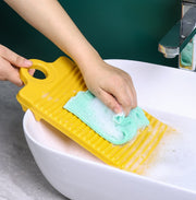 洗濯板 石鹸置き付き ウォッシュボード 洗濯ボード 洗濯用品 ランドリーグッズ 滑り止め付き 吊り下げ収納 フック穴付き 引っ掛け 予洗い 手洗い 下洗い 便利グッズ 単色 シンプル おしゃれ かわいい 黄 橙 赤 青