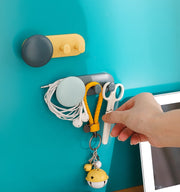 ケーブルホルダー コードホルダー 単品 収納 巻き取り ケーブルクリップ 配線 USB 整理整頓 粘着テープ 防水 PCアクセサリー イヤホン 充電ケーブル まとめる 絡みにくい 落下防止 壁用 壁付け シンプル おしゃれ キッチン テレビ台 インテリア雑貨 カジュアル ツートンカラー 緑 青 白 灰 黄 ピンク 茶