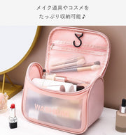 コスメポーチ 化粧ポーチ 収納グッズ 収納雑貨 旅行用品 旅行グッズ トラベルグッズ 大容量 大きめ 持ち手付き チャック ダブルファスナー 窓付き 英語 英字 ロゴ ホワイト ブラック ピンク カラフル 可愛い キュート ポップ カジュアル おしゃれ