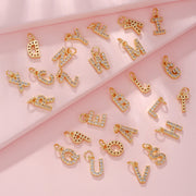 ペンダントトップ ペンダントヘッド チャーム ハンドメイド雑貨 アクセサリーパーツ イニシャル アルファベット A～M 英語 ラインストーン ゴールドカラー シンプル 華やか 可愛い キュート おしゃれ キラキラ お揃い ペアルック 推し活