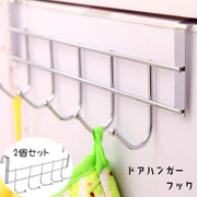 多機能フック 2個セット ドアハンガーフック フック キッチンツールフック 収納用品 日用品 吊り下げ収納 ドア キャビネット 引き出し 食器棚 キッチン 壁掛け収納 穴あけ不要 キッチンラック 脱衣所 バスルーム 衣類掛け 帽子掛け ウォールフック 小物掛け 扉 省スペース タオル掛け 便利グッズ シンプル スタイリッシュ 単色 無地 生活雑貨 銀色