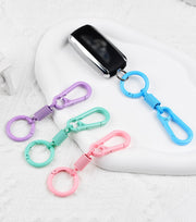 キーホルダー キーリング カラビナ付き 伸びる 伸縮 アウトドア用品 落下防止 紛失防止 鍵 キャンプ 登山 釣り 作業 便利グッズ パステルカラー かわいい おしゃれ ガーリー キュート 黄 赤 ピンク 黒 青 白 紫