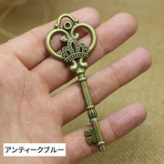 チャーム 4個セット ペンダントトップ ハートキー カギ 鍵 アンティーク調 ハンドメイドパーツ アクセサリパーツ DIY用品 手芸用品 メタル 金属 クラフト おしゃれ かわいい 部品 キーホルダー