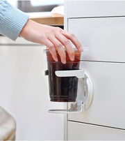 ドリンクホルダー カップホルダー 壁掛け 折りたたみ式 収納 壁面設置 粘着式 穴あけ不要 家庭用 机 デスク周り テーブル キャビネット シンプル 便利