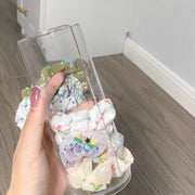シュシュ収納ケース 単品 1個 ヘアアクセサリー収納 ヘアアクセサリーケース シュシュホルダー 筒 円筒形 取り出し口付き 卓上 クリア 透明 蓋付き 陳列ケース 髪飾り 髪留め ヘアバンド 収納ボックス 選びやすい 便利