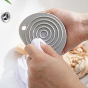 ミニ洗濯板 ミトン型 単品 コンパクト 洗濯板 洗濯用品 手洗い 汚れ落とし 石鹸入れ 省スペース 旅行 出張 衣類 タオル 小物 便利 ミニサイズ 吊り下げ シンプル 白 灰