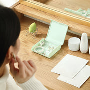 アクセサリーケース 小物入れ アクセサリー収納 指輪 ピアス ネックレス メイク道具 ヘアゴム ヘアアクセサリー サニタリー ナプキン プラスチック製 四角 スクエア シンプル 無地 おしゃれ かわいい 持ち運び コンパクト 多用途