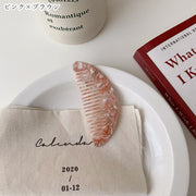 くし 櫛 生活雑貨 ヘアケア用品 ファッション雑貨 半円型 半月型 和風 大理石風 マーブル模様 ツートンカラー モノクロ ピンク ブラウン ブラック フェミニン ガーリー シンプル カジュアル おしゃれ