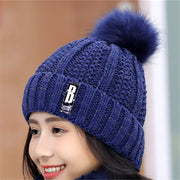 ニット帽 レディース 帽子 女性用 ボンボン タグ 英字ロゴ アルファベット カジュアル 定番 スタンダード かわいい ぽんぽん ベーシック