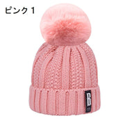 ニット帽 レディース 帽子 女性用 ボンボン タグ 英字ロゴ アルファベット カジュアル 定番 スタンダード かわいい ぽんぽん ベーシック