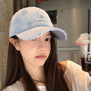 ベースボールキャップ 野球帽 レディース 女性 メンズ 男性 ユニセックス 男女兼用 お揃い ペアルック 帽子 ファッション雑貨 英語 英字 アルファベット 刺繍 ダメージ加工 サイズ調整可能 カジュアル ポップ 可愛い キュート クール かっこいい おしゃれ 春 夏 お出かけ お散歩 通勤 通学 レジャー アウトドア キャンプ