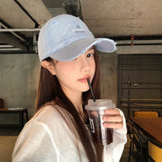 ベースボールキャップ 野球帽 レディース 女性 メンズ 男性 ユニセックス 男女兼用 お揃い ペアルック 帽子 ファッション雑貨 英語 英字 アルファベット 刺繍 ダメージ加工 サイズ調整可能 カジュアル ポップ 可愛い キュート クール かっこいい おしゃれ 春 夏 お出かけ お散歩 通勤 通学 レジャー アウトドア キャンプ