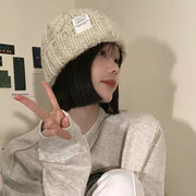 ニット帽 ニットキャップ レディース 女性 メンズ 男性 ユニセックス 男女兼用 帽子 ぼうし ファッション雑貨 ロールアップ タグ 英字 オフホワイト ブラック グレー シンプル カジュアル かわいい キュート 秋 冬