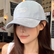 ベースボールキャップ 野球帽 レディース メンズ 女性 男性 ユニセックス 男女兼用 お揃い ペアルック 英字 英語 ロゴ 深め 刺繍 つば長 日よけ 日焼け防止 カジュアル シンプル 可愛い キュート 普段使い かわいい お出かけ お散歩 アウトドア キャンプ レジャー 春 夏