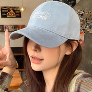 ベースボールキャップ 野球帽 レディース メンズ 女性 男性 ユニセックス 男女兼用 お揃い ペアルック 英字 英語 ロゴ 深め 刺繍 つば長 日よけ 日焼け防止 カジュアル シンプル 可愛い キュート 普段使い かわいい お出かけ お散歩 アウトドア キャンプ レジャー 春 夏