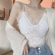 ブラトップ カップ付き キャミソール レディース インナー ノンワイヤー Vネック 無地 黒 白 レース 刺繍 細ストラップ 下着 肌着 ショート丈 パッド付き シャーリング セクシー 可愛い おしゃれ お出かけ 普段使い 女子力アップ 婦人用 女性用