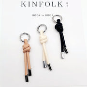 バッグチャーム キーリング キーホルダー レザー調 フェイクレザー 結び目 飾り 雑貨 シンプル バッグ用アクセサリー おしゃれ レディース メンズ 女性 男性