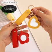 バッグチャーム キーホルダー キーリング レディース 女性 ファッション雑貨 ミラー付き 鏡付き カニカン 二重リング フェイクレザー フラワー 花 ハート ラウンド レッド ピンク イエロー カジュアル ポップ 可愛い キュート おしゃれ