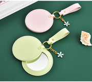 コンパクトミラー 手鏡 ハンドミラー ストラップ付 持ち運び フラワー 花 レディース 女性 メイク用品 コスメグッズ 持ち歩き 折りたたみ 日用品雑貨 サークル 丸型 円形 カバー かわいい おしゃれ キュート ガーリー 上品 お出かけ 通勤 メイク直し 化粧直し
