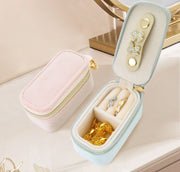 アクセサリーケース ジュエリーケース ジュエリーボックス キーホルダー ミニサイズ ナスカン付き 吊り下げ 小さめ コンパクト 持ち運び ピアス 指輪 イヤリング ネックレス ブレスレット 携帯 旅行