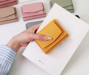 三つ折り財布 レディース 女性 ミニ財布 ウォレット ミニサイズ コンパクト 小銭入れ ボタン お札入れ レザー調 シンプル かわいい おしゃれ 大人 女子 無地 ギフト プレゼント 贈り物 普段使い