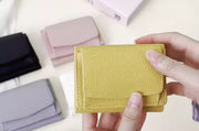 三つ折り財布 レディース 女性 ミニ財布 ウォレット ミニサイズ コンパクト 小銭入れ ボタン お札入れ レザー調 シンプル かわいい おしゃれ 大人 女子 無地 ギフト プレゼント 贈り物 普段使い