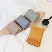 三つ折り財布 レディース 女性 ミニ財布 ウォレット ミニサイズ コンパクト 小銭入れ ボタン お札入れ レザー調 シンプル かわいい おしゃれ 大人 女子 無地 ギフト プレゼント 贈り物 普段使い