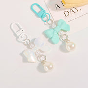 キーホルダー バックチャーム AirPods レディース 女性 女子 女の子 リボン フェイクパール かわいい キュート ガーリー フェミニン お揃い プレゼント 贈り物