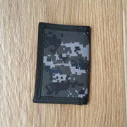 財布 単品 ウォレット 小銭入れ お札入れ カード入れ メンズ 男性 紳士 三つ折り ナスカン付き 迷彩柄 オックスフォード アーミーグリーン グレー 青 おしゃれ シンプル 小銭 お札 カード 収納