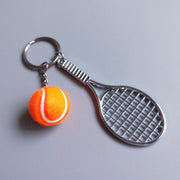 キーホルダー キーリング ラケット テニス テニスボール 小物 雑貨 メンズ レディース 男女兼用 学生 部活 かわいい お揃い おしゃれ スポーティ カジュアル メタルカラー カラフル プレゼント ギフト 緑 黄 橙 赤 ローズ 紫 青