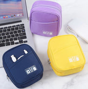ガジェットポーチ モバイルアクセサリー収納 ケース トラベルポーチ イヤホンケース 充電器 バッテリー スマホ ケーブル コード収納 小物入れ マチあり 持ち運び 出張 旅行 通勤 ファスナー 前ポケット 雑貨 シンプル 便利グッズ かわいい コンパクト カジュアル イラスト