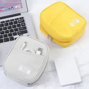 ガジェットポーチ モバイルアクセサリー収納 ケース トラベルポーチ イヤホンケース 充電器 バッテリー スマホ ケーブル コード収納 小物入れ マチあり 持ち運び 出張 旅行 通勤 ファスナー 前ポケット 雑貨 シンプル 便利グッズ かわいい コンパクト カジュアル イラスト