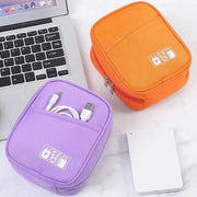 ガジェットポーチ モバイルアクセサリー収納 ケース トラベルポーチ イヤホンケース 充電器 バッテリー スマホ ケーブル コード収納 小物入れ マチあり 持ち運び 出張 旅行 通勤 ファスナー 前ポケット 雑貨 シンプル 便利グッズ かわいい コンパクト カジュアル イラスト