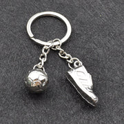 キーホルダー サッカー シューズ 靴 ボール メタル 金属製 スポーツ 球技 部活動 運動部 チーム クラブ おしゃれ かっこいい お揃い ギフト プレゼント 贈り物