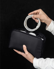 ガジェットポーチ ガジェットケース 小物入れ 収納ポーチ モバイルバッテリー イヤホン 充電ケーブル マウス 大容量 無地 ペンホルダー付き ポケット 仕切り シンプル 旅行 出張