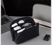 ガジェットポーチ ガジェットケース 小物入れ 収納ポーチ モバイルバッテリー イヤホン 充電ケーブル マウス 大容量 無地 ペンホルダー付き ポケット 仕切り シンプル 旅行 出張