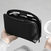 ガジェットポーチ ガジェットケース 小物入れ 収納ポーチ モバイルバッテリー イヤホン 充電ケーブル マウス 大容量 無地 ペンホルダー付き ポケット 仕切り シンプル 旅行 出張