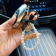 バッグチャーム キーホルダー レディース 女性 イニシャル アルファベット リボン 目印 ワンポイント パール調チェーン ラインストーン 車 鍵 キーリング プレゼント ギフト