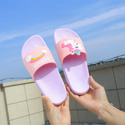 シャワーサンダル ラバーサンダル フラットサンダル つっかけ ぺたんこ ユニコーン キッズ ジュニア 子供用 レディース 親子ペア お揃い 靴 シューズ 虹 アニマル 動物 海水浴 ビーチ プール 夏 カラフル カジュアル ポップ 可愛い かわいい 女の子 男の子 女児 男児 子ども用 こども用 高学年 中学生