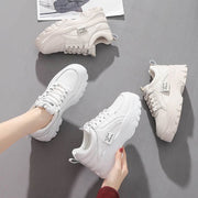スニーカー 厚底 ボリュームソール ダッドスニーカー レディース 婦人用 女性 運動靴 レザー調 靴紐 レースアップ おしゃれ かわいい 無地 単色 シンプル スポーティー デイリー 普段使い お出かけ 運動 スポーツ ウォーキング ホワイト 白 ベージュ