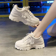 スニーカー 厚底 ボリュームソール ダッドスニーカー レディース 婦人用 女性 運動靴 レザー調 靴紐 レースアップ おしゃれ かわいい 無地 単色 シンプル スポーティー デイリー 普段使い お出かけ 運動 スポーツ ウォーキング ホワイト 白 ベージュ