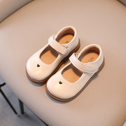 子供靴 キッズ 女の子 靴 シューズ パンプス フォーマル カジュアル シンプル フラット ぺたんこ マジック テープ ストラップ ゴム底 無地 ラウンドトゥ PUレザー フェイクレザー ハート くつ クツ ホワイト ブラック ブラウン 子ども こども 幼児 女児 ガールズ 発表会 結婚式 入学式 卒業式 入園式 卒園式 通園 通学 冠婚葬祭 お受験