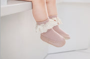 ブーティー ルームシューズ ソックスシューズ ファーストシューズ 靴下 ベビー 赤ちゃん 子供 女の子 滑り止め リブ 無地 レース フリル 室内履き 出産祝い プレゼント ギフト 贈り物 カジュアル デイリー 普段使い かわいい おしゃれ シンプル ピンク ベージュ パープル
