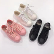 レインシューズ レインスニーカー レディース 女性用 婦人用 靴 くつ 防水 雨靴 ローカット 紐付き 無地 単色 ブラック ホワイト ピンク 黒 白 カジュアル シンプル かわいい おしゃれ 雨の日も履ける